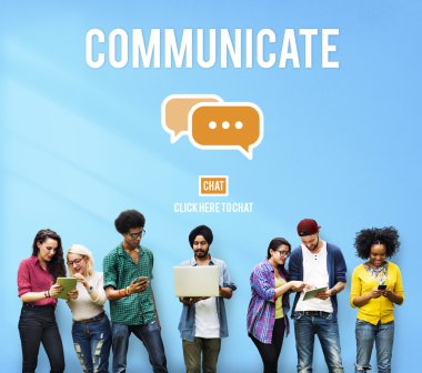 Neşeli insanlar dijital cihazlar kullanarak 