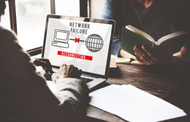 bilgisayarda çalışan adam