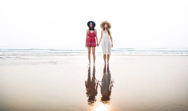 Frauen zusammen am Strand — Stockfoto