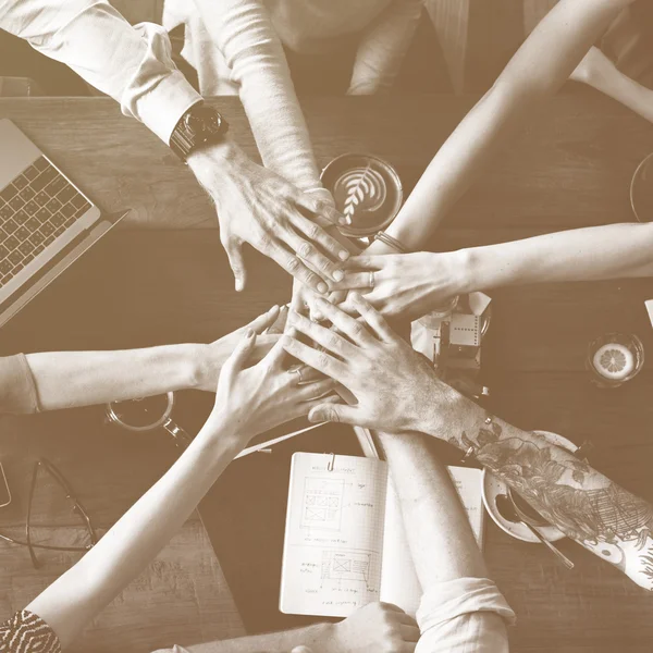 Personas cogidas de la mano —  Fotos de Stock