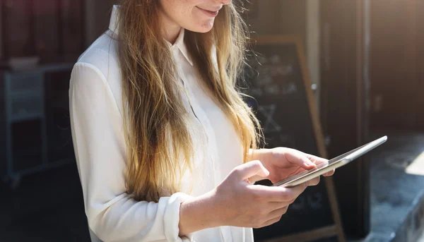 Jonge vrouw met tablet — Stockfoto