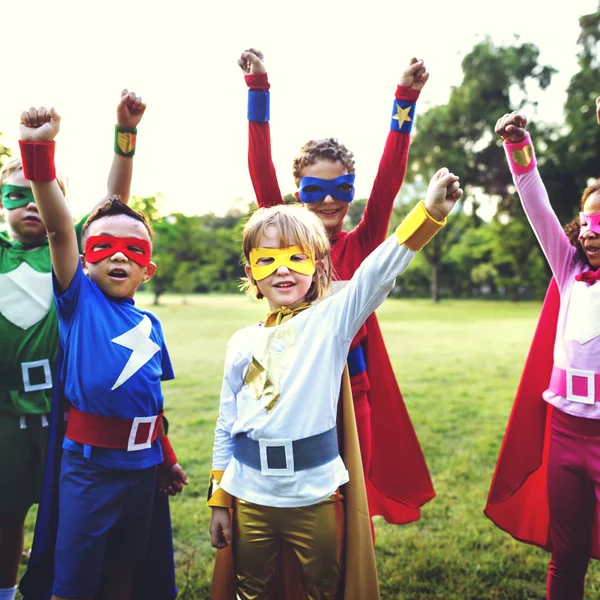 Kinderen in superheld kostuums — Stockfoto