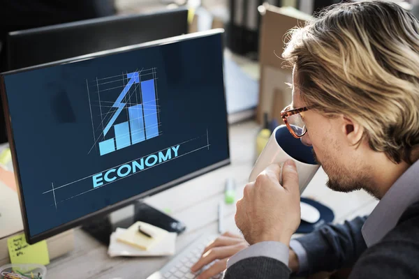 Mann mit Computer im Büro — Stockfoto