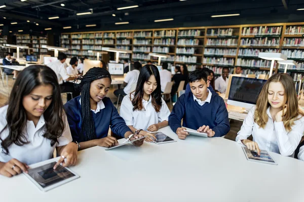 Studenten surfen digitale tabletten — Stockfoto