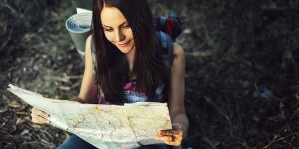 Girl reading Map aoutdoor — Stock Photo, Image