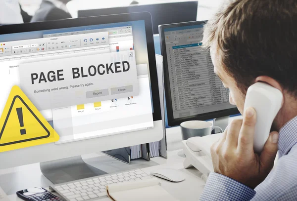 Hombre de negocios que trabaja en la computadora con Page Blocked —  Fotos de Stock