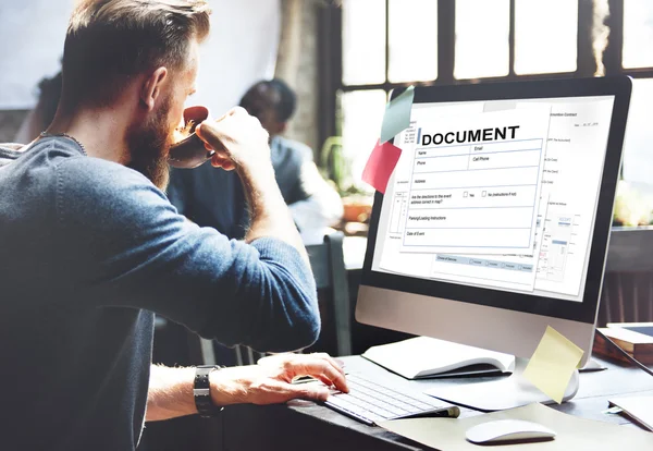 Uomo che lavora con il computer — Foto Stock