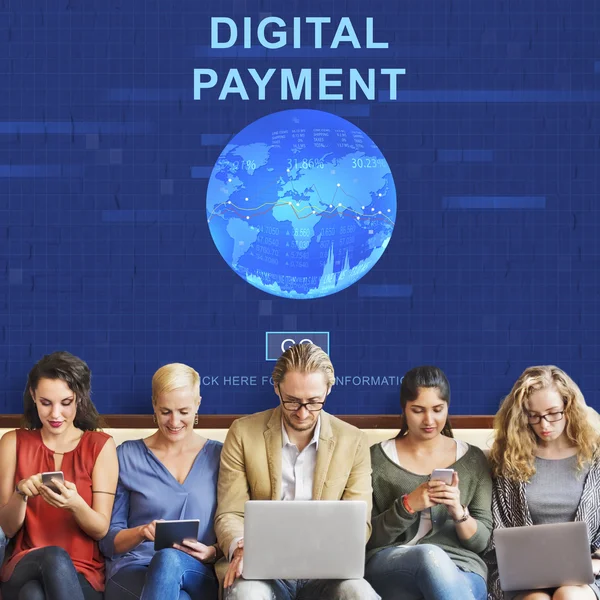 Mensen zitten met apparaten en digitale betaling — Stockfoto
