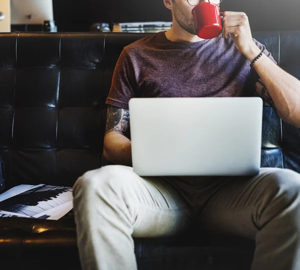 Mann arbeitet mit Computer — Stockfoto