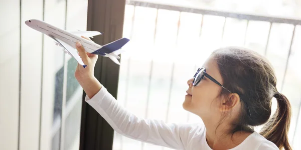 Fille jouer avec jouet avion — Photo