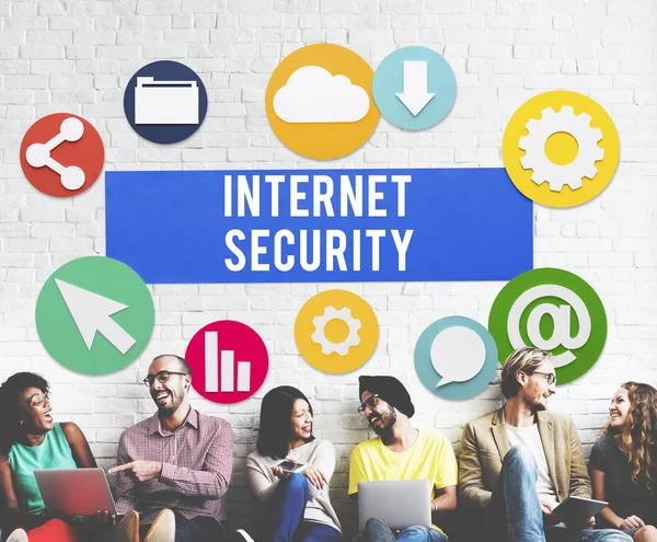 Vrienden van de diversiteit in de buurt van muur met internet security — Stockfoto