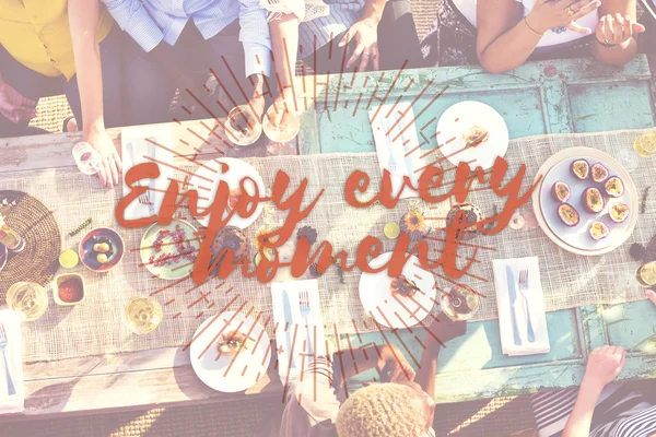 Amigos celebrando y comiendo — Foto de Stock