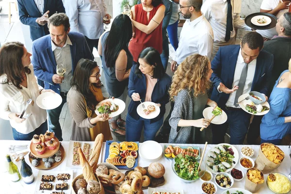 Mångfald människor äter reception mat — Stockfoto