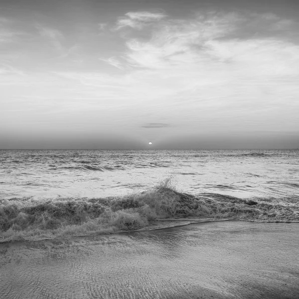 Zonsondergang over de prachtige zee — Stockfoto