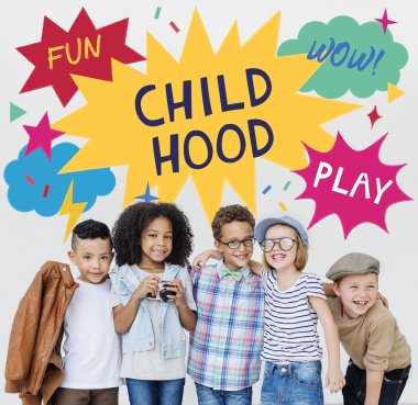 Mutlu çocuklar birlikte gülüyor 