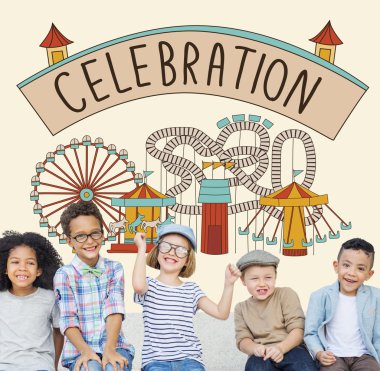 Mutlu çocuklar birlikte gülüyor 