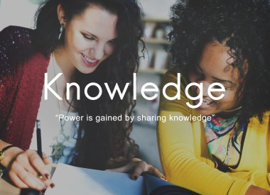 Öğrenciler birlikte okuyorlar. 