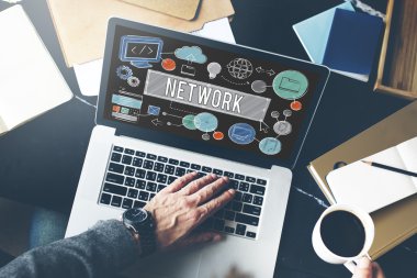 Laptop klavyesinde yazan kişi 