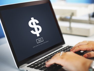 Laptop klavyesinde yazan kişi