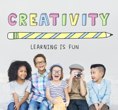 samimi neşeli çocuklar eğlenmek