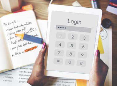 Dijital tablet tutan kadın