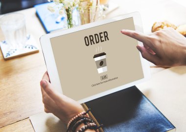 Kız holding dijital tablet