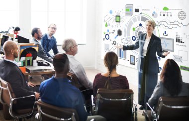 Toplantı tartışırken, iş arkadaşları