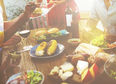 Arkadaşlar açık havada birlikte yemek