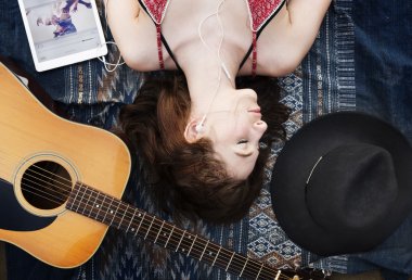 Kadın müzik dinleme ve rüya