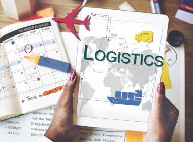 Dijital tablet tutan kadın