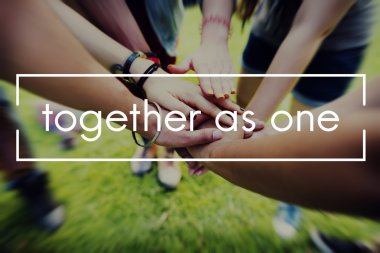 Parkta el sallayarak arkadaşlar