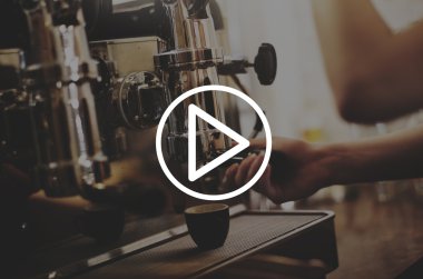Barista kafede kahve makinesi ile