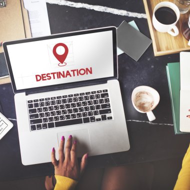 Laptop klavyesinde yazan kişi 