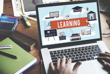 Laptop klavyesinde yazan kişi 