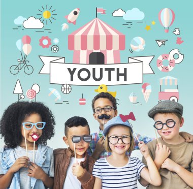 Mutlu çocuklar birlikte gülüyor 