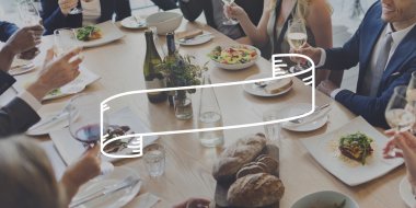 İş adamları ile boş bayrak restoranda