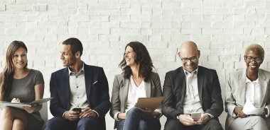 Toplantı ofisinde bekleyen iş adamları