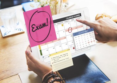 Kız holding dijital tablet