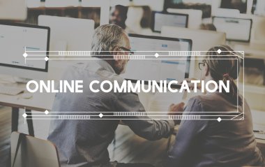 Yetişkin insanlar bilgisayar sınıfta