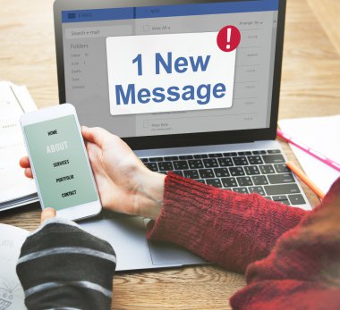 Kızlar cep telefonu tarama