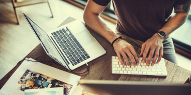 bilgisayarda çalışan adam