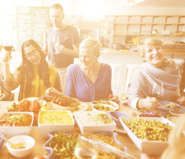 farklı insanlar yemek yiyorsunuz