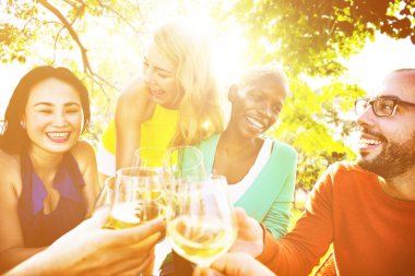 mutlu arkadaş kutluyor