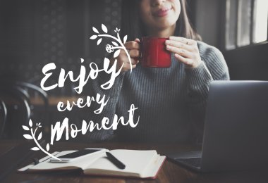 dizüstü bilgisayar ile kadın portresi