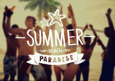 İnsanlar sahilde kutluyor 