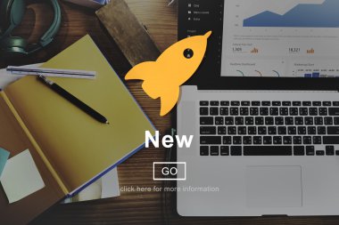 Ofis Masası üstünde laptop