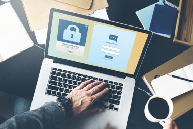 Laptop klavyesinde yazan kişi 