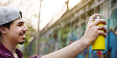 Graffiti için sprey tutan adam