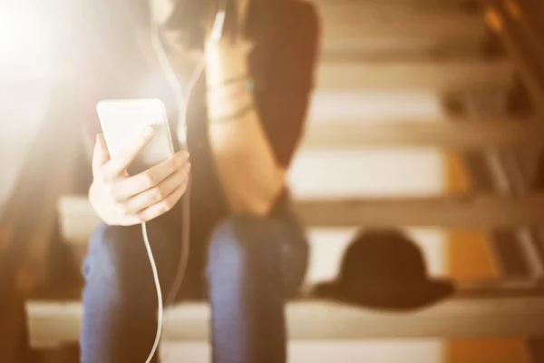 Vrouw met smartphone — Stockfoto