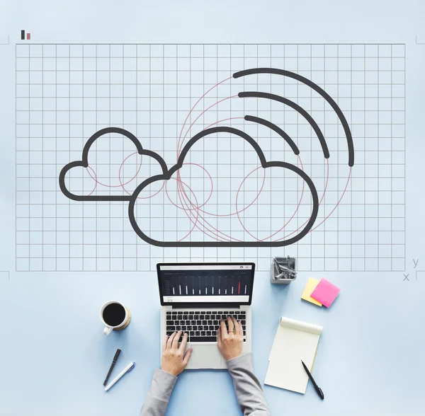 Kobieta za pomocą laptopa z Cloud Computing — Zdjęcie stockowe
